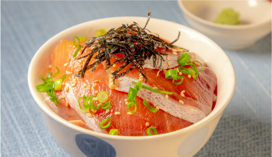 魚の切り身をのせた蒲江の丼