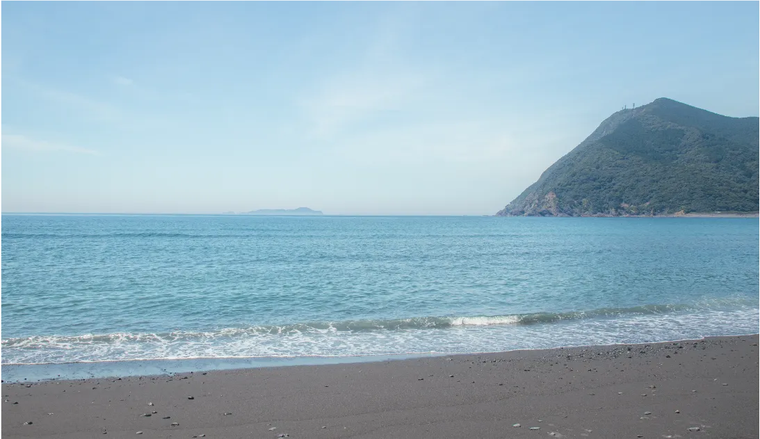 青い海と山を望む砂浜